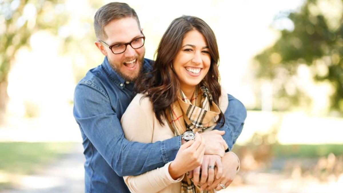 Couple heureux célébrant leurs 10 ans de mariage en pleine nature, symbolisant les noces d’étain avec tendresse et complicité